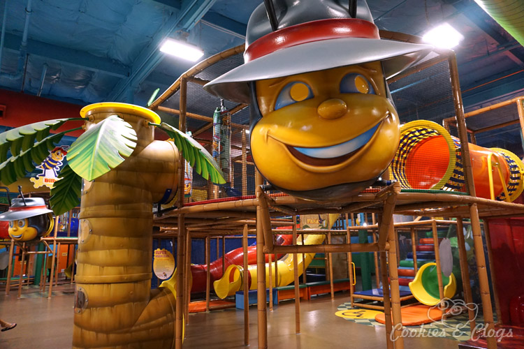 San Francisco Bay Area | Travel | Kids | The new Billy Beez indoor playground is open for families at Westfield Oakridge Mall in San Jose, California. Includes a climbing structures, a mini city for imaginative play for toddlers, cafe certified in dealing with food allergies, and party rooms. Fun for kids and adults / parents.