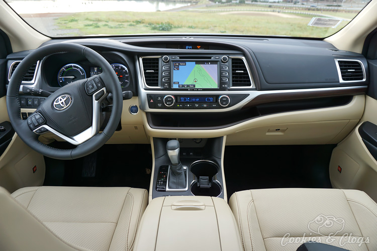 Cars | The 2015 Toyota Highlander Hybrid has the same look outside as its gas engine cousin but there are several differences inside. See if that’s a good or bad thing in this car review.