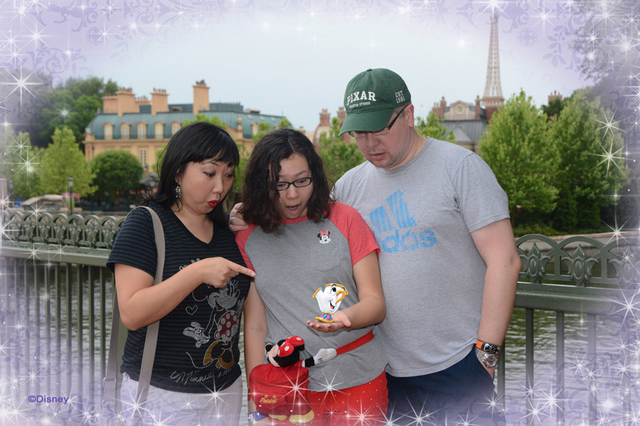 Cookies & Clogs | Travel | If you plan on visiting Walt Disney World, Disney PhotoPass and Memory Maker can make your family vacation even more special. Check out these reasons you'll want to take full advantage of it! Magic Shot with Chip at Epcot