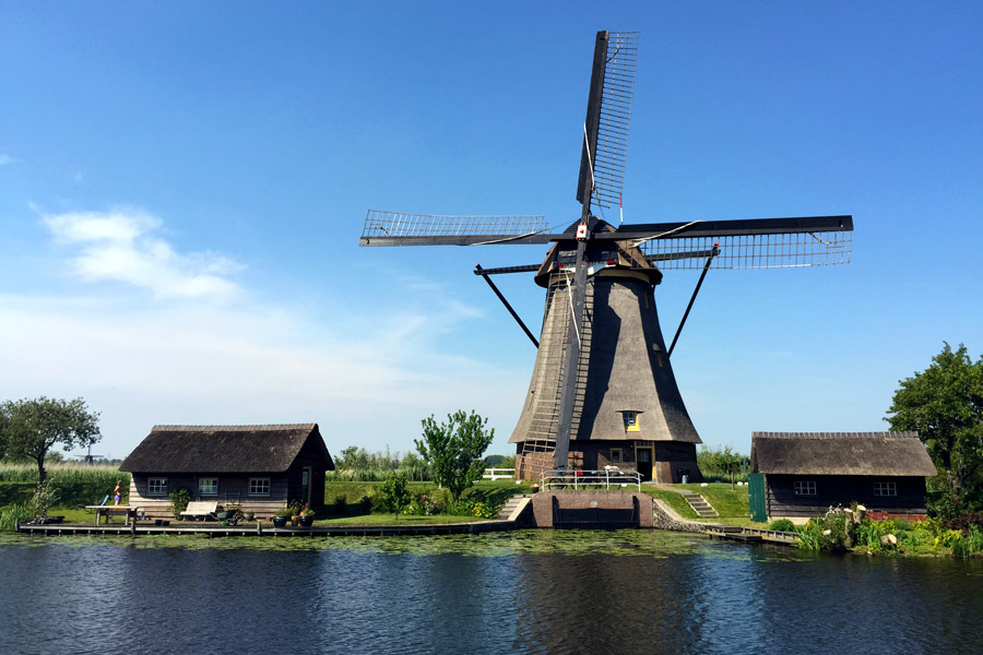 Cookies & Clogs | When visiting the Netherlands aka Holland, traditional Dutch windmills are a must-see. Kinderdijk is one of the best places to view these and with numerous photo opportunities. It is a UNESCO World Heritage site with 19 windmills.