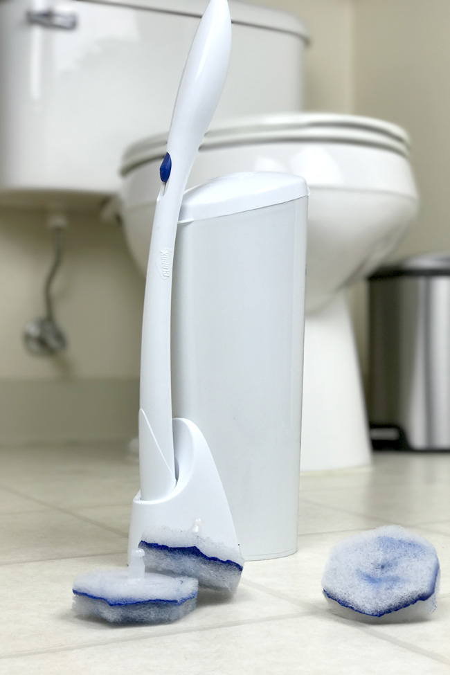 Cookies & Clogs | It can be a struggle to get kids to clean. Use this free printable Bathroom Cleaning Checklist as a sort of cleaning hack to make the chore easier to do and faster. Also, check out the Clorox® ToiletWand® starter kit to ease the apprehension even more