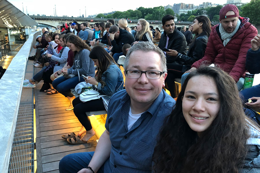 Best Paris boat tour tips for sightseeing cruise on the seine in Paris, France. Father and daughter on boat.