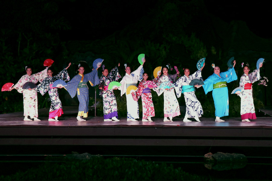 Smith Family Garden Luau / Hawaiian Luau in Kauai Hawaii Japan fan dance